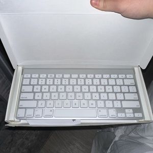 APPLE WIRELESS KEYBOARD